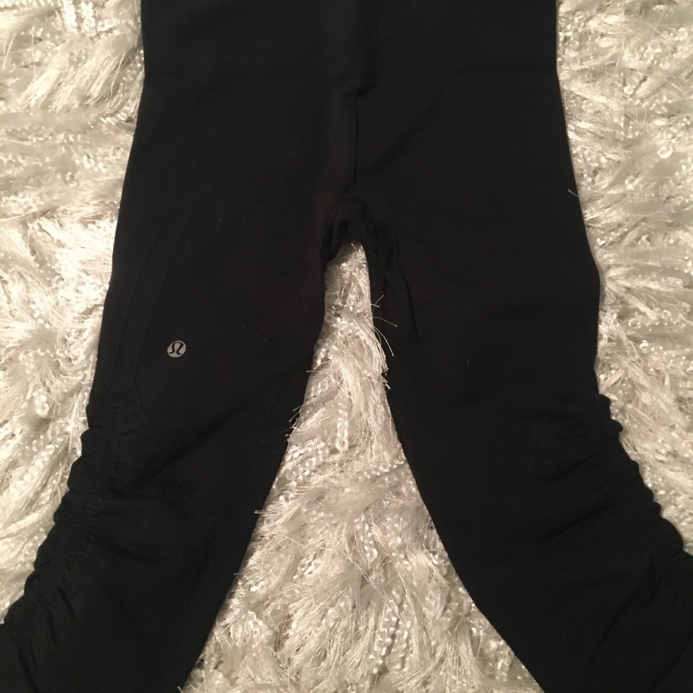 Lululemon crops size 4, black gray color